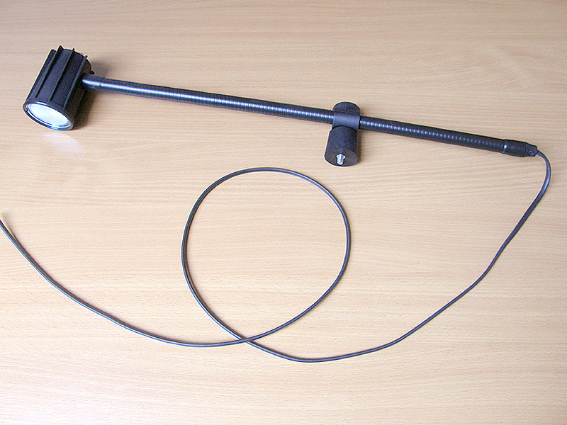 Lampa uchycená na hlavu stroje Lampa uchycená na hlavu stroje